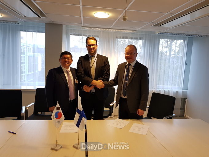 사진제공 한국원자력환경공단) 공단-Posiva MOU 사진 1(왼쪽부터 차성수 한국원자력환경공단 이사장, 잔 모카 포시바 사장, 미카포호넨 포시바 솔루션 사장)