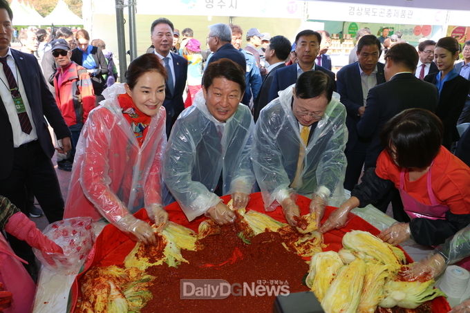 (왼쪽부터) 배지숙 대구시의회의장, 권영진 대구시장, 조동희 (사)재대구경북도민회회장이 김장 체험을 하고 있다. (사진=이준호 기자)