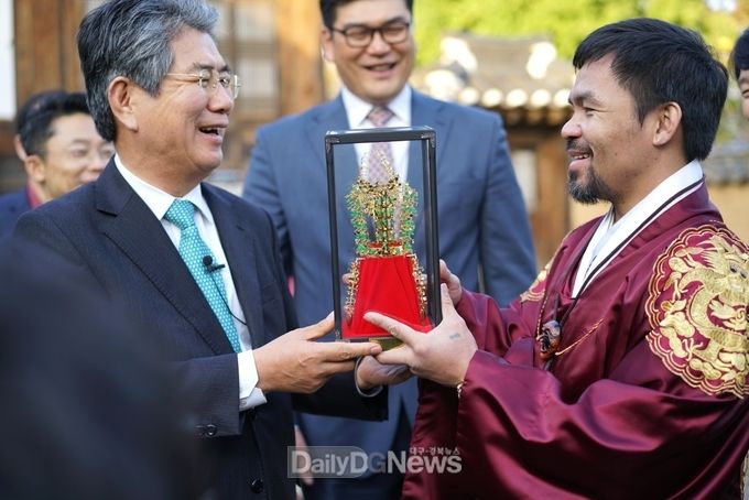 사진제공 경북문화관광공사 김성조 사장이 파퀴아오에게 금관을 전달하고 있다