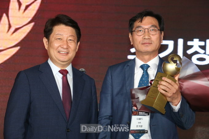 권영진 대구시장과 '제3회 대구 스타트업 어워즈'에서 대상을 수상한 조기창 ㈜디월드 대표가 기념촬영을 하고 있다. (사진=이준호 기자)