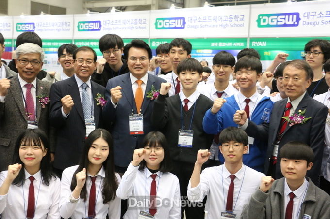 이상길 대구 행정부시장과 내빈들이 ‘2019대한민국 ICT 융합 엑스포’에 참가한 대구소프트웨어고등학교 학생들과 기념촹영을 하고 있다. (사진=이준호 기자)