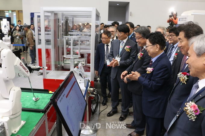 ‘2019 대구 국제 기계산업대전’에 참석한 내빈들이 삼익 THK 부스를 참관하고 있다. (사진=이준호 기자)