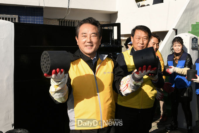 김문오 달성군수가 8일 관내 저소득 가정에 사랑의 연탄 나눔을 실천하고 있다. (사진=달성군 제공)