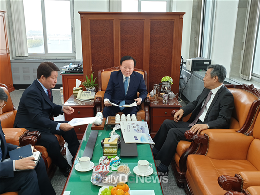 권영진 대구시장이 정종섭 자유한국당 시당위원장과 김재원 얘결위원장을 면담하고 내년도 국비확보에 협조를 부탁하고 있다. (사진=대구시 제공)