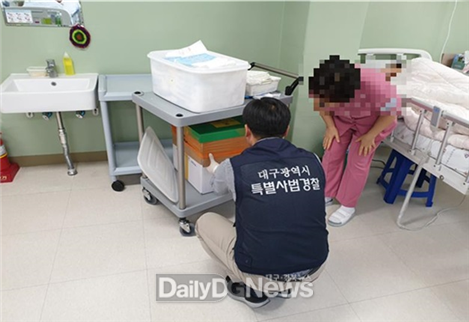 대구시 특별사법경찰이 의료폐기물 전용용기의 적정사용 여부를 확인 중인 장면. (사진=대구시 제공)