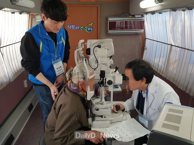 계명대학교 동산의료원과 (사)동산의료선교복지회가 16일 경북 합천군 적중면 적중교회에서 의료봉사활동을 펼치고 있는 모습. (사진=계명대 동산의료원 제공)