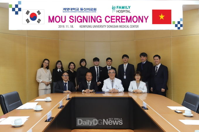 계명대학교 동산의료원과 베트남 패밀리병원이 업무협약 체결식 후 기념촬영을 하고 있다. (사진=계명대 동산의료원 제공)