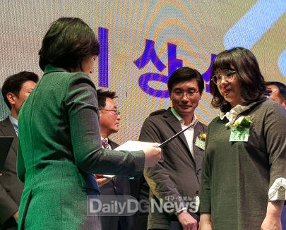 영남대병원 박소영 약제부장이 '제33회 약의 날' 기념식에서 식품의약품안전처장상을 수상하는 모습. (사진=영남대병원 제공)