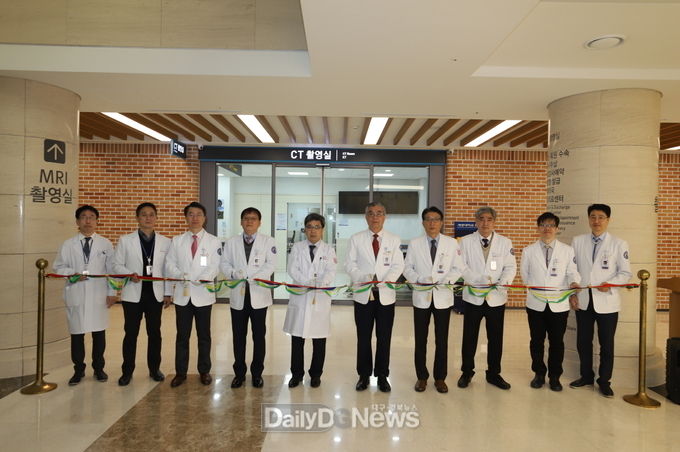 계명대학교 동산병원이 CT, MRI 장비를 추가 도입하고 22일 가동식 기념촬영을 하고 있다. (사진=계명대 동산병원 제공)