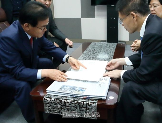 사진제공 칠곡군) 백선기 군수가 11월 21일 국회를 방문 김석기 국회 예산결산특별위원을 만나 국가예산 반영이 필요한 지역 주요사업에 대한 각별한 관심과 지원을 요청하며 주요사업에 대해 설명하고 있다.