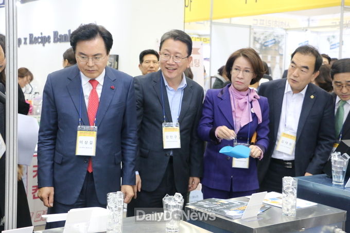 (왼쪽부터) 이상길 행정부시장, 강민구 시의원, 이인선 대구경북경제자유구역청장, 김태원 시의원이 참가 부스에 들러 설명을 듣고 있다. (사진=이준호 기자)