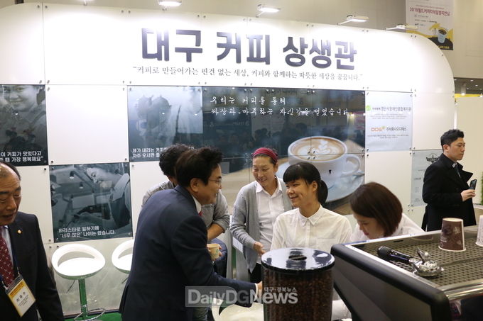 이상길 대구시 행정부시장이 대구 커피 상생관을 방문해 관계자들을 격려하고 있다. (사진=이준호 기자)