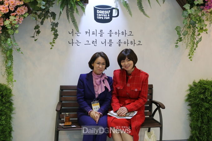 이인선 대구경북경제자유구역청장이 대구커피역사관에서 기념촬영을 하고 있다. (사진=이준호 기자)