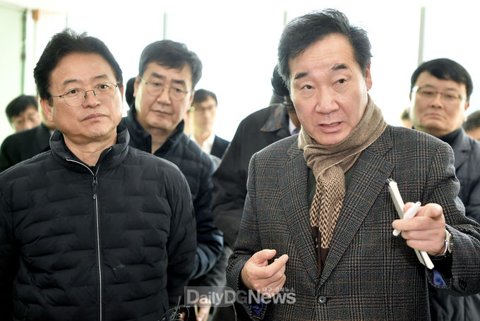 사진제공 경상북도) 11월 30일 상주곶감유통센터를 방문한 이낙연 국무총리(사진 오른쪽)가 이철우 도지사와 현장을 둘러보고 있다.
