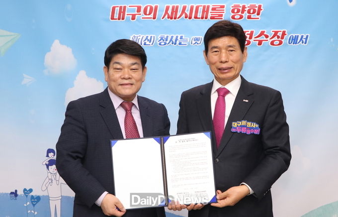 이태훈 달서구청장(오른쪽)과 임승환 한국복지사이버대학 부총장이 관학교류협약을 체결하고 기념촬영을 하고 있다. (사진=달서구청 제공)
