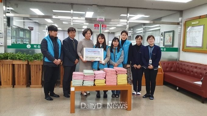 <사진제공 : 한국농어촌공사 경북지역본부>공사직원들이 12월 30일 복음실버타운(양로원)을 방문해 나눔을 더하고 기쁨을 나누는 내복을 전달하고 기념촬영을 하고 있다.