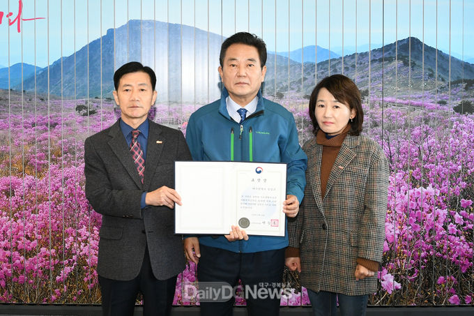 대구 달성군이 `2019년 기초생활보장분야 평가`에서 우수 지자체로 보건복지부 장관 표창을 수상하고 기념촬영을 하고 있다. (사진=달성군 제공)