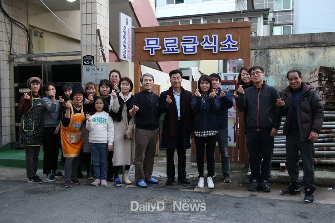 (사진제공 김정재 의원 ) 자유한국당 포항북당협(위원장 김정재) 당원들이 29일 포항위기가정지원센터 무료급식소 앞에서 봉사활동을 마치고 기념촬영을 하고 있다.
