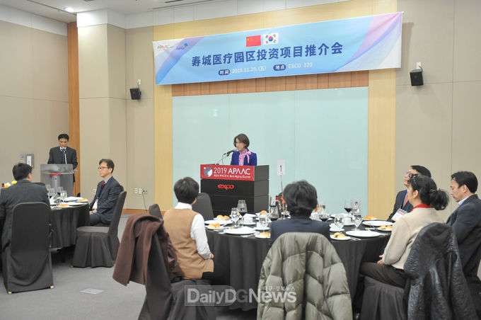 이인선 대구경북경제자유구역청장이 29일 중국 의료관계자들에게 수성의료지구를 소개하고 있다. (사진=대경경자청 제공)
