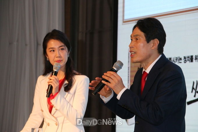 이진훈 전 수성구청장이 20일 출판기념회를 가지고 문재인 정권의 실상을 비판하면서 문재인 정권을 심판하자고 주장하고 있다. (사진=이준호 기자)