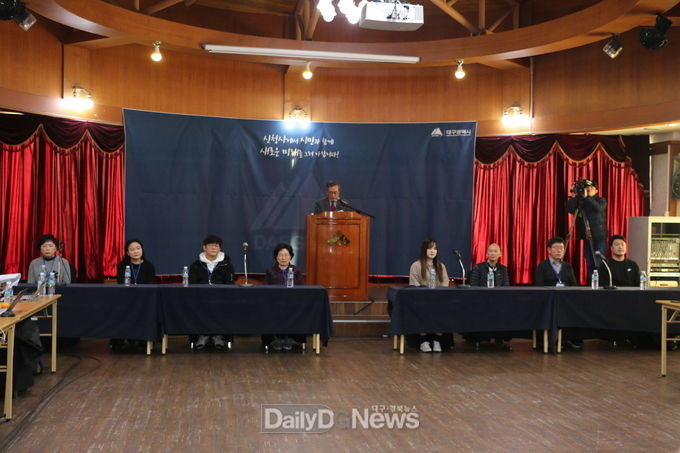 김태일 위원장과 시민참여단 대표단들의 신청사 최종 발표하는 장면. (사진=이준호 기자)