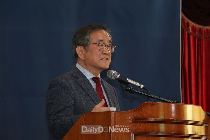 김태일 대구시신청사건립추진공론화위원장이 22일 신청사 최종 확정지를 발표하고 있다. (사진=이준호 기자)