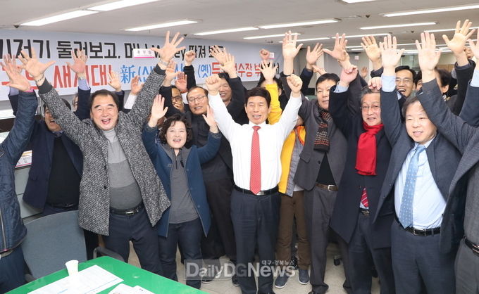 대구시신청사건립추진공론화위원회가 22일 대구시 신청사 최종 이전지를 달서구로 발표하자 이태훈 달서구청장과 달서구민들이 환호하고 있다. (사진=달서구청 제공)