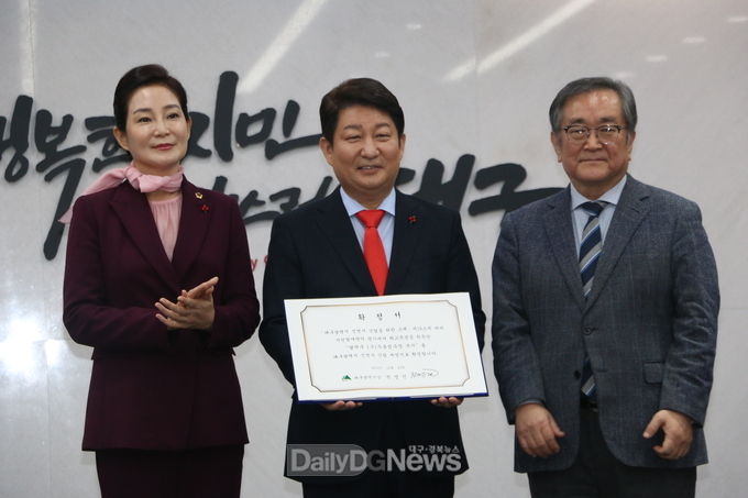 권영진 대구시장이 대구광역시 신청사 건립 예정지 확정서에 서명하고 배지숙 대구시의;회 의장, 김태일 대구시신청사건립추진 공론화위원장과 기념촬영을 하고 있다. (사진=이준호 기자)