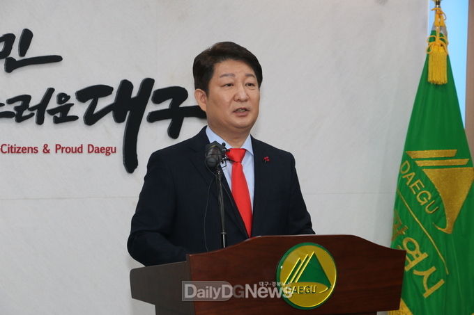 권영진 대구시장이 23일 송년기자간담회에서 인사말을 하고 있다. (사진=이준호 기자)