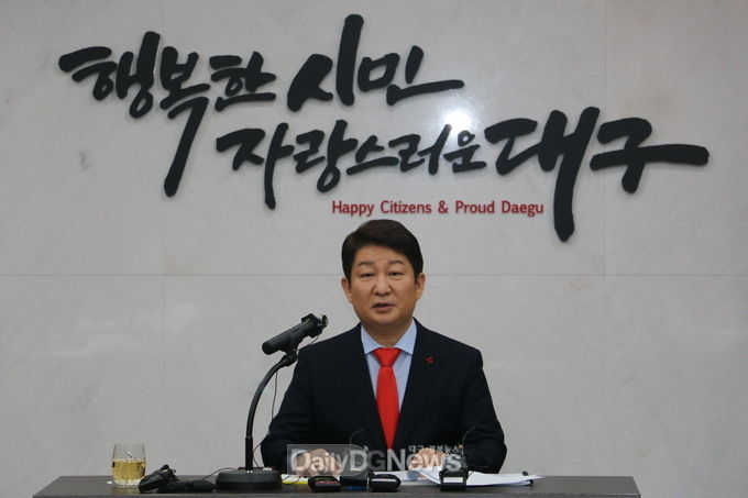 권영진 대구시장이 23일 송년 기자간담회에서 지난 1년간의 성과를 설명하고 있다. (사진=이준호 기자)