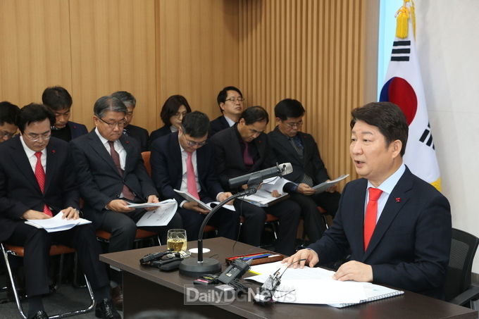 권영진 대구시장이 23일 송년 기자간담회에서 신청사에 대한 기자들의 질문에 답하고 있다. (사진=이준호 기자)