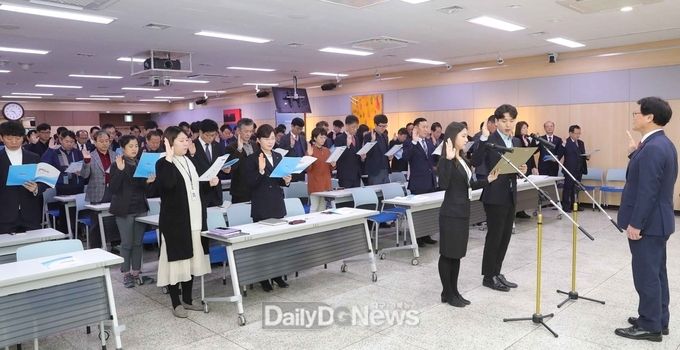 대구 수성구청 전 직원들이 시무식이 열린 수성구청 대강당에서 청렴실천 결의대회 선언문을 낭독하고 있다. (사진=수성구청 제공)