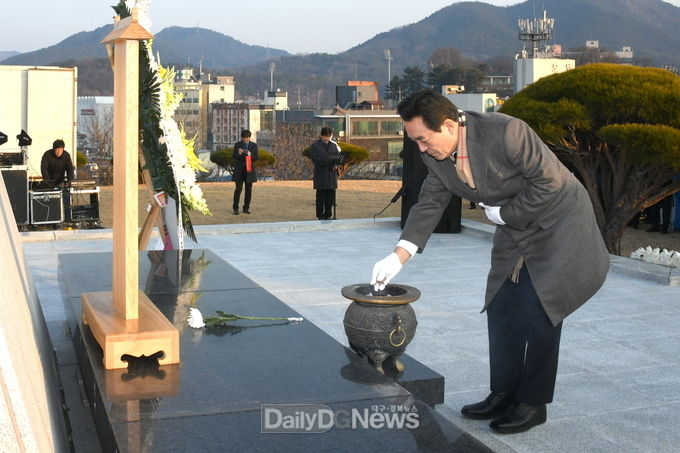 김문오 달성군수가 2일 현풍읍 충혼탑에서 '2020년 신년 참배식'에 참석하고 있다. (사진=달성군 제공)