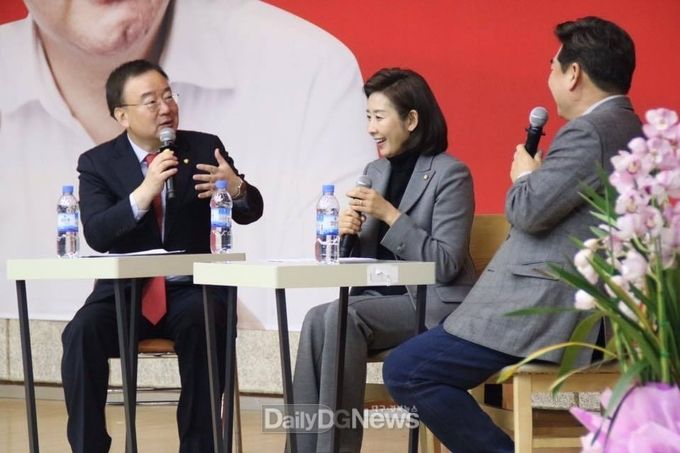 강효상 의원이 의정보고회에 참석한 나경원 前 원내대표와 고성국 박사와 이야기를 나누고 있다. (사진=강효상 의원 사무실 제공)