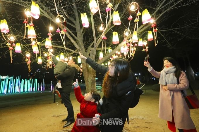 제1회 수성빛예술제에서 가족, 연인, 친구들이 추억을 남기고 있다. (사진=수성구청 제공)