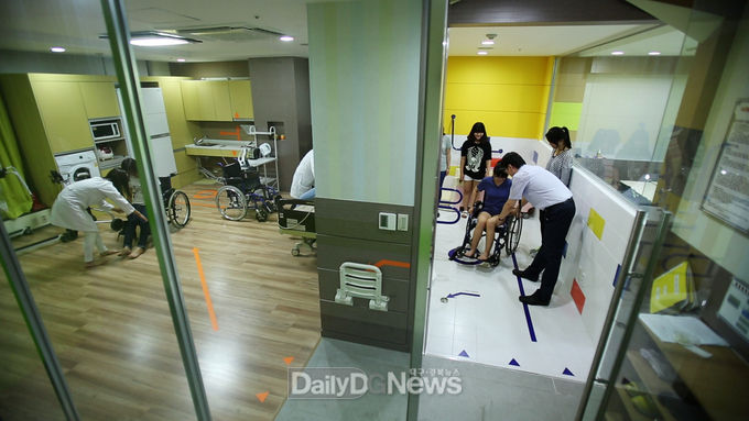 작업치료사 국가고시에서 3년 연속 100% 합격률을 달성한 대구보건대학교 작업치료과 실습장면. (사진=대구보건대 제공)
