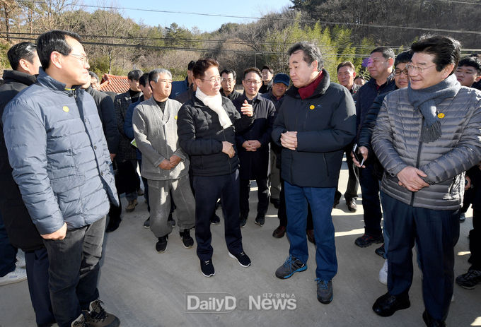 사진제공 경상북도) 국무총리_울진_방문(기성면_삼산1리)1_좌부터_전찬걸_울진군수_삼산1리_이장_도지사_총리_강석호_의원)