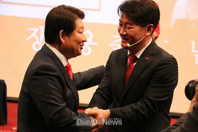 권영진 대구시장이 장원용 예비후보의 출판기념회에 직접 참석해 힘을 실어 주고 있다. (사진=이준호 기자)
