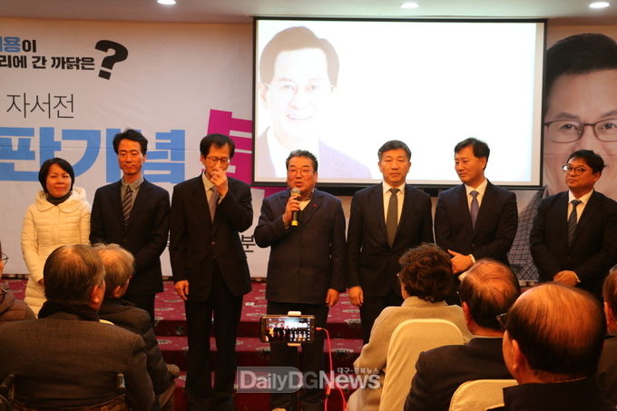 이재용 제21대 총선 중남구 예비후보 출판기념회 참가자들에게 더불어민주당 예비후보들이 인사를 하고 있다. (사진=이준호 기자)