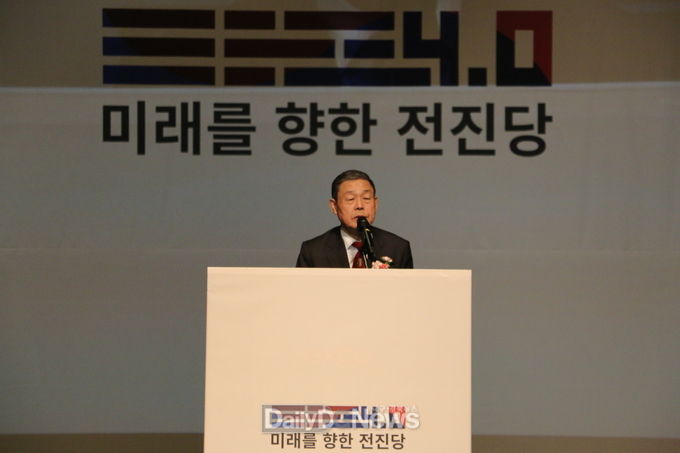 이재윤 미래를 향한 전진당 4.0 대구시당위원장이 전진당과 함께 해줄것을 대구 시민들에게 호소하고 있다. (사진=이준호 기자)