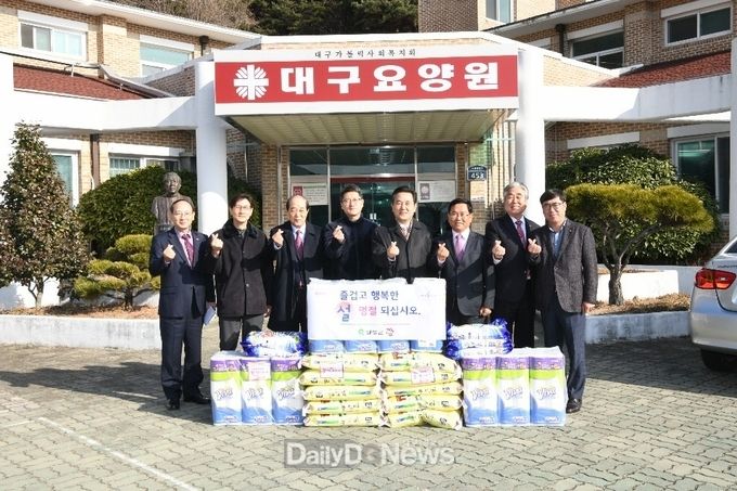 김문오 달성군수가 20일 노인요양시설과 장애인생활시설, 지역아동센터를 방문해 위문품을 전달하고, 복지시설 생활자와 관계자들을 위문하고 격려하고 있다. (사진=달성군 제공)