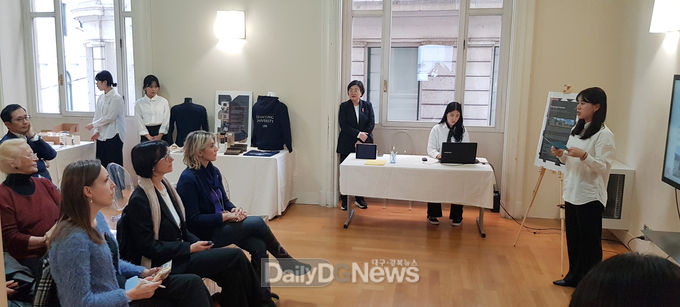 계명대학교 패션마케팅학과 학생들이 밀라노에서 패션 관계자들에게 작품 전시 설명회를 가지고 있다. (사진=계명대 제공)