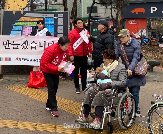 정순천 자유한국당 수성갑 예비후보는 23일 지역주민들에게 설 명절 인시를 하고 있다. (사진=정순천 예비후보 제공)