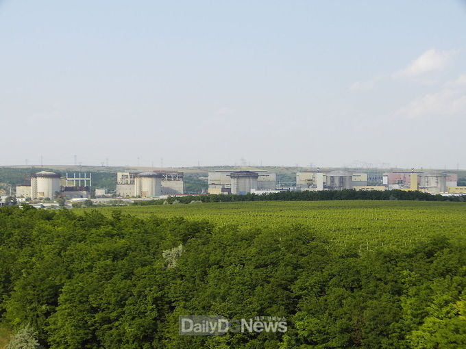 사진제공 한국수력원자력 ( 루마니아 체르나보다원전(오른쪽부터 1호기)