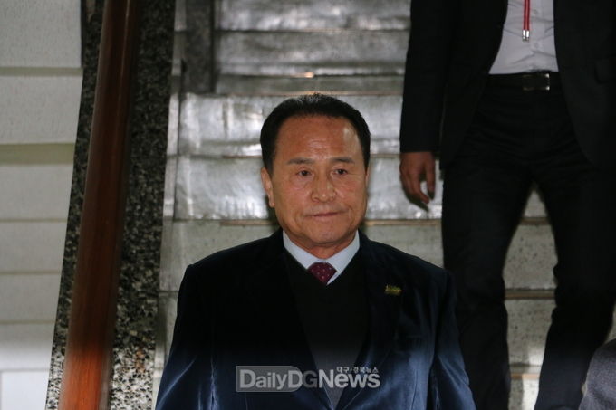 뇌물수수로 기소된 김영만 군위군수가 첫 재판을 위해 재판정으로 들어가고 있다. (사진=이준호 기자)