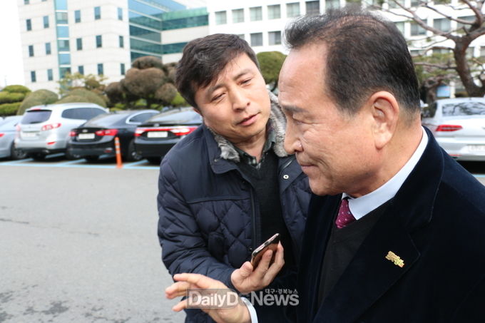 김영만 군위군수가 29일 첫 재판 날 국방부의 공동이전지 추진 입장 발표에 대한 기자들의 물음에 묵묵부답 법원을 빠져나가고 있다. (사진=이준호 기자)