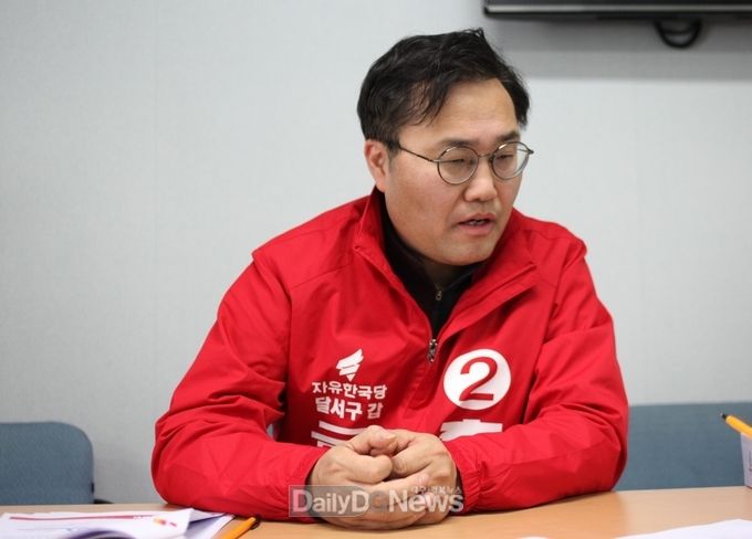 홍석준 자유한국당 달서갑 예비후보가 제 1호 공약에 대해 설명하고 있는 모습. (사진=홍석준 예비후보 제공)