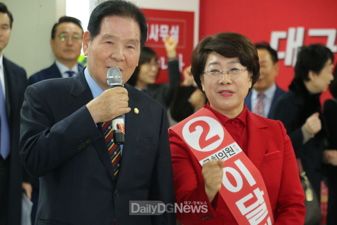 이달희 북구을 예비후보 '선거사무소 개소데이'에 참석한 정해걸 전 국회의원이 화이팅으로 이달희 예비후보에게 힘을 실어주고 있다. (사진=이준호 기자)