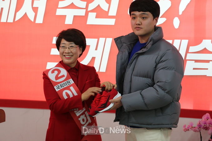 이달희 북구을 예비후보 '선거사무소 개소데이'에서 취업준비생 김동원 씨가 이달희 예비후보에게 빨간 운동화를 전해주고 있다. (사진=이준호 기자)