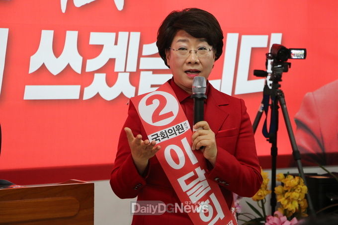 이달희 제21대 총선 자유한국당 대구 북구을 예비후보가 30일 '선거사무소 개소데이'를 개최하고 TK가 대한민국의 중심에 다시 우뚝 설 수 있도록 앞장서겠다고 지지를 호소하고 있다. (사진=이준호 기자)
